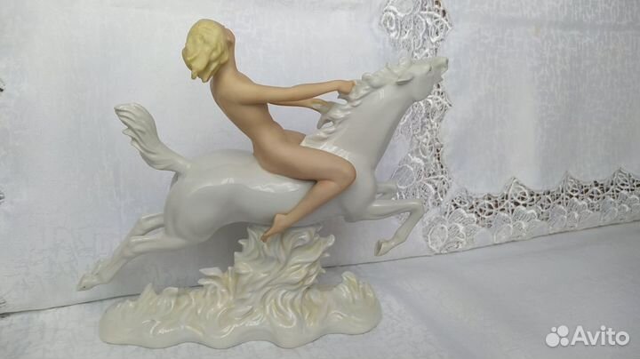 Фарфоровая статуэтка Ню 