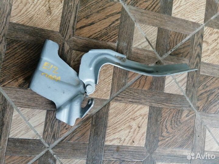 Петля капота правая Nissan Note E12