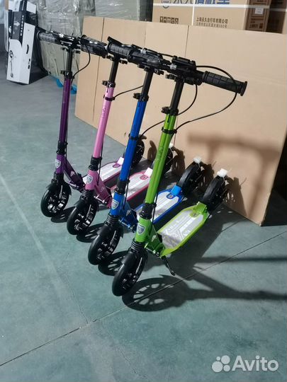Самокат цветной с двумя амортизато и дисковым я