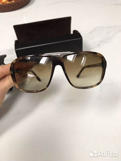 Солнцезащитные очки trussardi