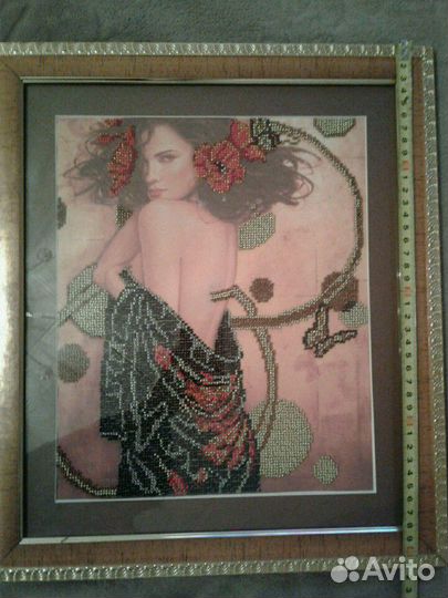 Картина на натуральном холсте.вышитая бисером