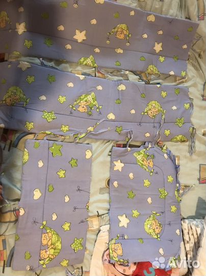 Детская кроватка на колесиках