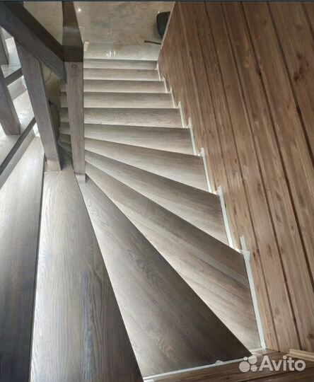 Деревянная лестница с подсветкой