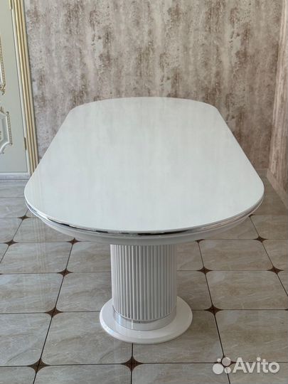 Стол и стулья