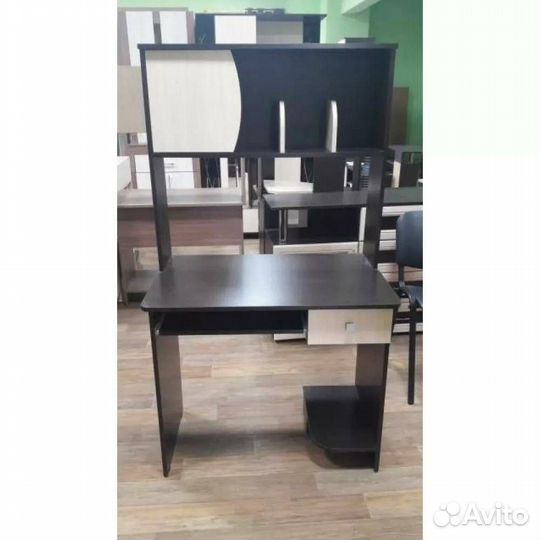 Компьютерный стол для молодёжной спальни