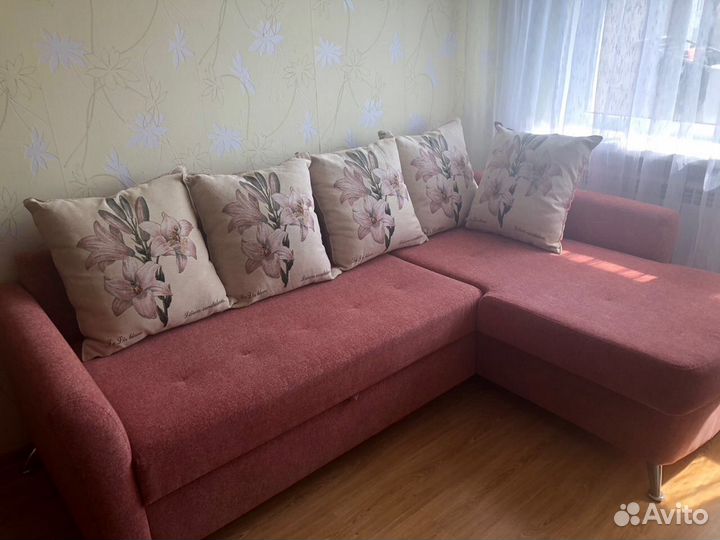 Отличный угловой диван с подушками