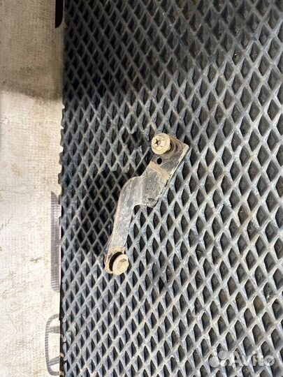 Кронштейн форсунки омывателя левый Honda Accord