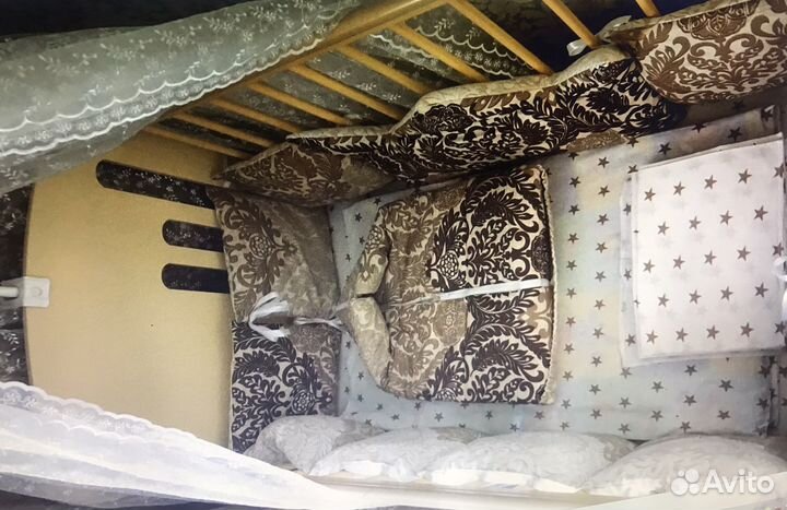 Детская кроватка с маятником и ящиком