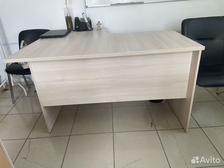 Письменный стол с тумбой