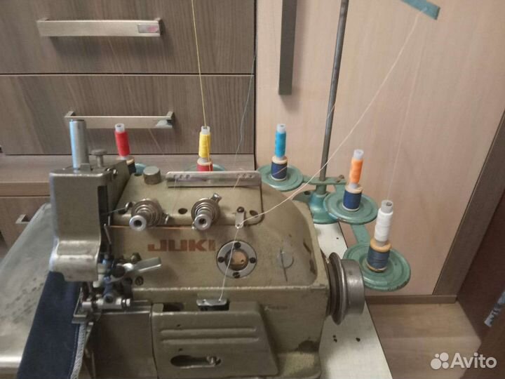 Крае обметочная швейная машина juki