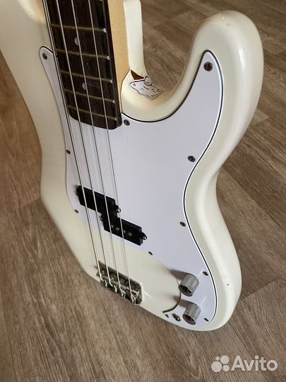 Бас гитара Denn