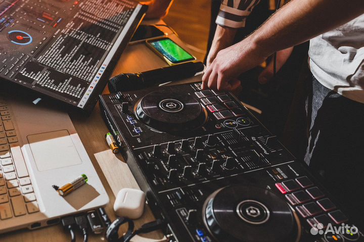 Диджей с оборудованием