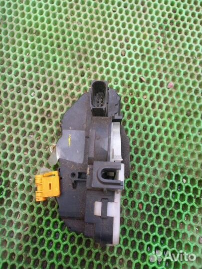 Замок двери передний правый Opel Astra J