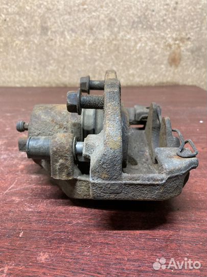 Правый передний суппорт мазда 3 бк mazda 3 bk