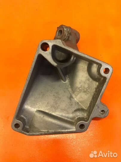 Крепление двигателя правое Mercedes Benz Gl550