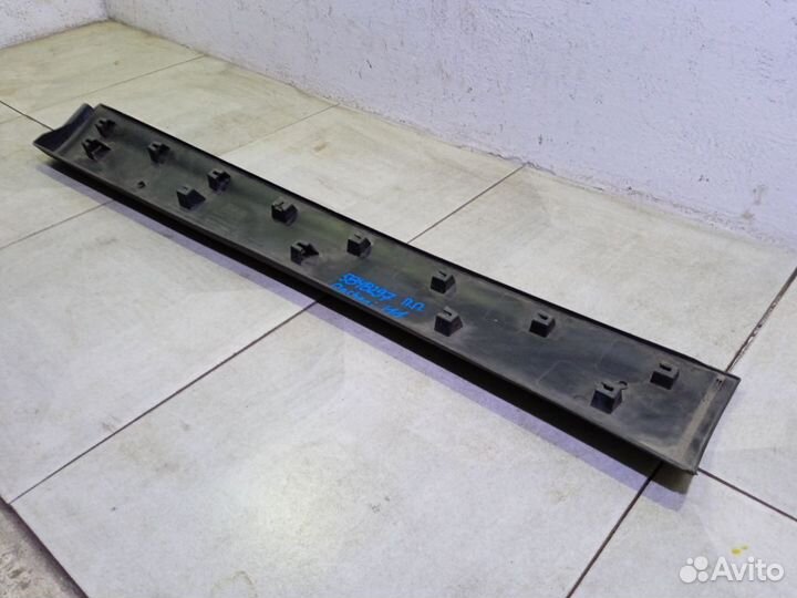 Накладка двери передней правой