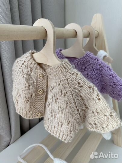 Деревянная вешалка для кукольной одежды