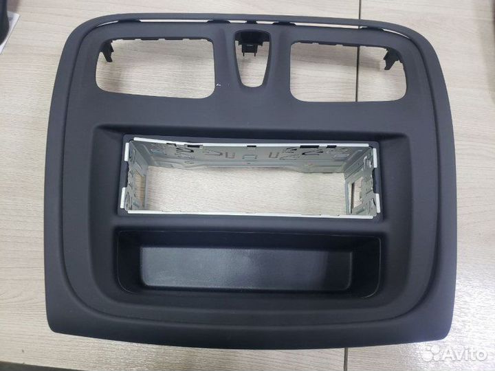 Рамка магнитолы Renault Logan 2