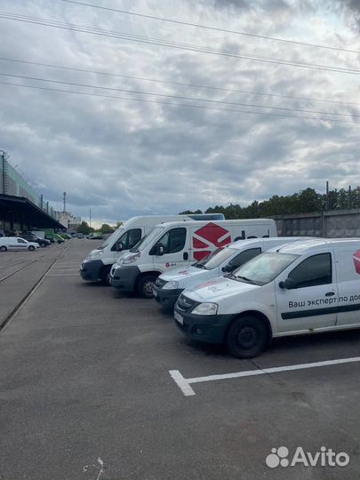 Водитель со своим грузовым авто