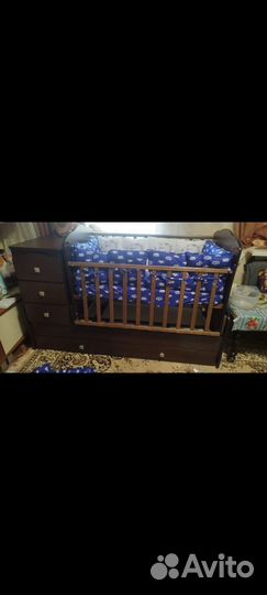 Детская кроватка с маятником и ящиком
