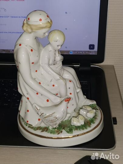 Статуэтка Мама с ребёнком кормят кур Чудово