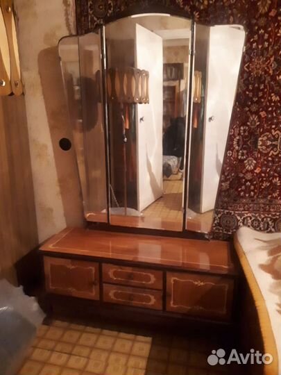 Трюмо с зеркалом