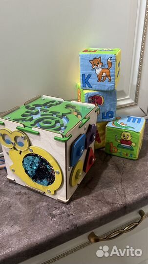 Бизиборд Yoshatoys + кубики развивающие игрушки