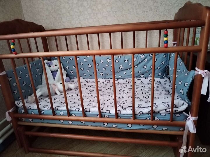 Детская кроватка с маятником