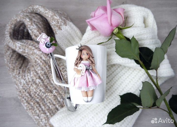 Кружка с декором из полимерной глины Куколка