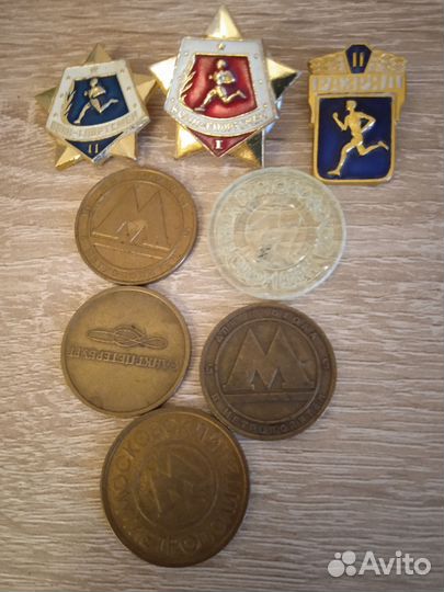Жетоны метро и значки