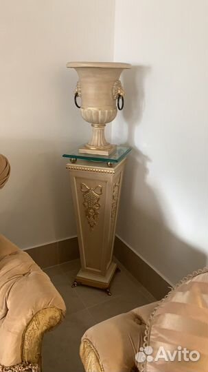 Колонна с вазой Итания