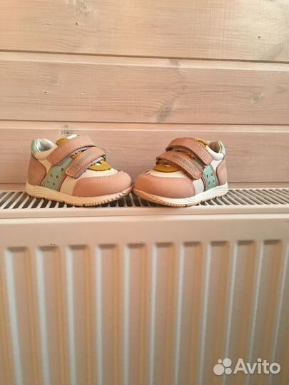 Кроссовки для девочки 20