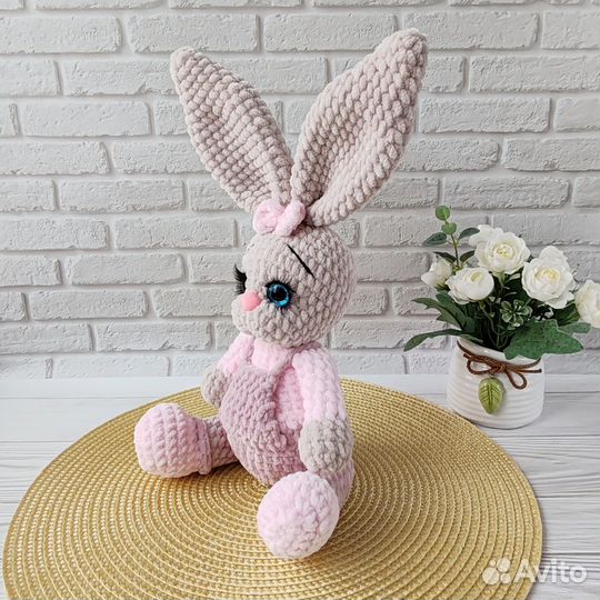 Вязаные игрушки ручной работы Зайка в комбинезоне