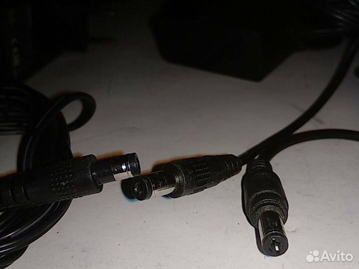 Адаптор, блок питания 12 вольт 1 и 1,5 Ампера