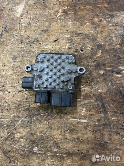 Блок управления вентилятором Ниссан Жук