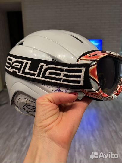 Горнолыжные очки и шлем