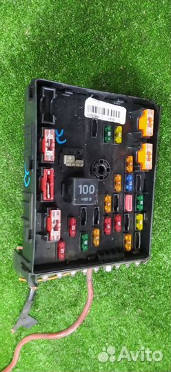 Блок предохранителей под капот Volkswagen Passat