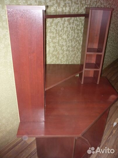 Угловой компьютерный стол