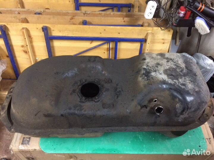 Продам бензобак Митсубиси л200