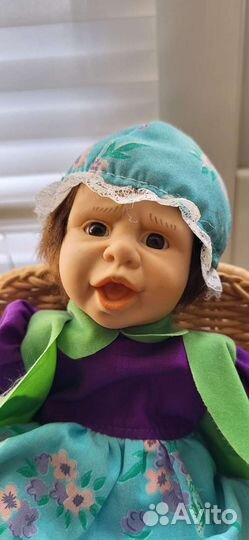 Кукла с человеч.мимикой в плетеном кресле