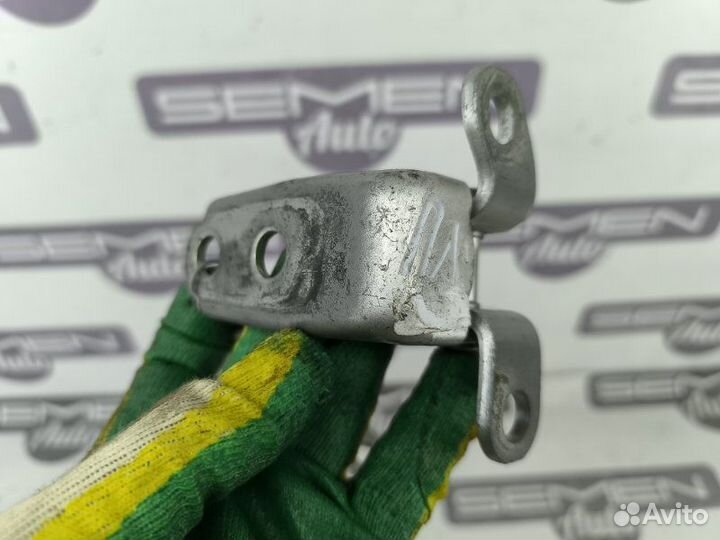 Петля двери передняя левая Honda Civic FD1 FD3 FD7