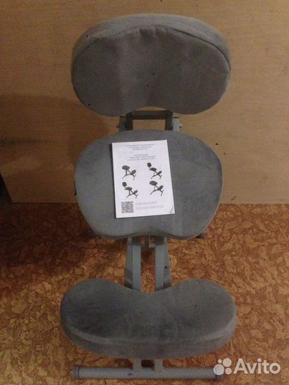 Коленный стул со спинкой механическая регулировка