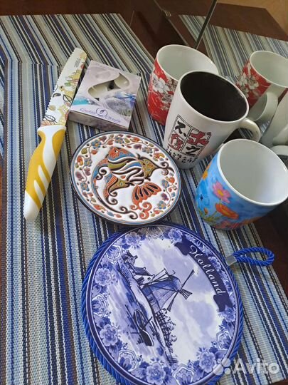 Чашки, нож, свечи