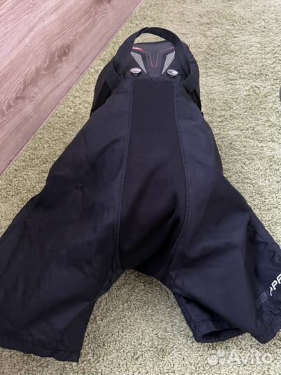 Хоккейные коньки, шорты, щитки