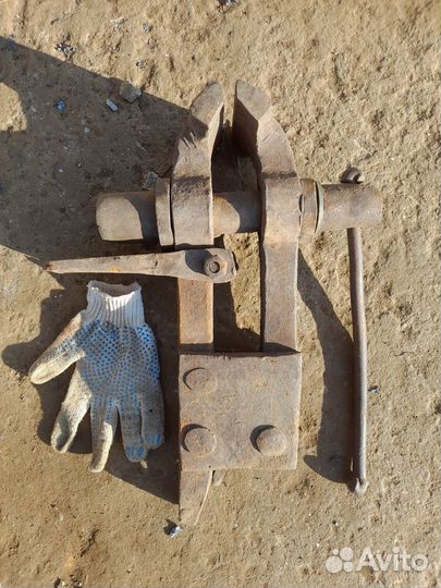 Тиски слесарные старинные