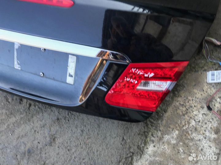 Фонарь крышки багажника правый Mercedes-Benz