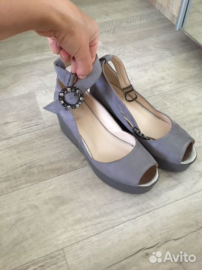 Босоножки новые