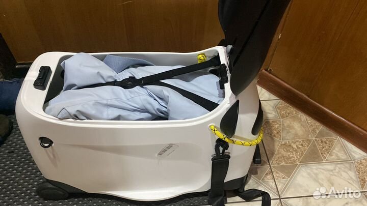 Чемодан с детскими вещами