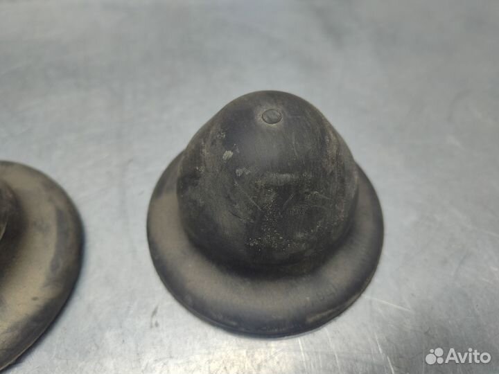 Пыльник амортизатора Mitsubishi Lancer C62A 1991 г