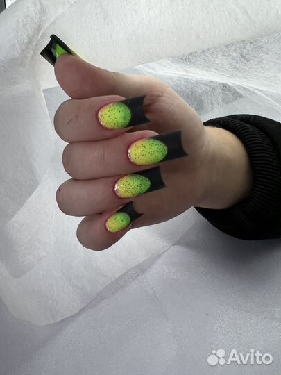 Модель на маникюр